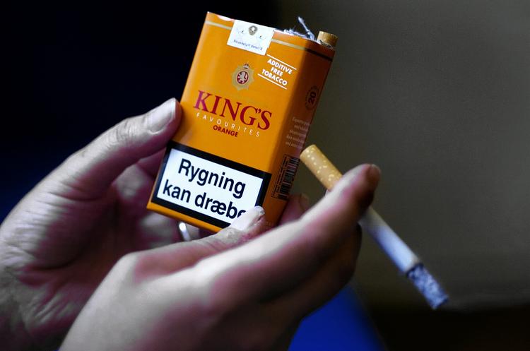 Kvit. Regeringen bør hæve afgifterne på cigaretter og stramme målene for, hvor mange der skal stoppe med at ryge, mener Kræftens Bekæmpelse og Danske Patienter. (arkivfoto) 