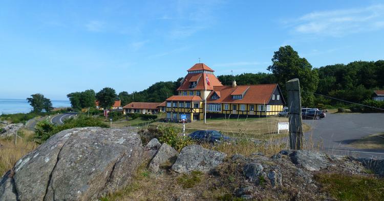 Idyllisk. Hotellet er en klasse for sig. Stammershalle Badehotel ligger billedskønt, og indenfor lever kokken Daniel Kruses gastronomi uden problemer op til udsigten. 