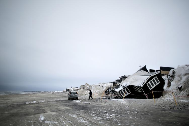 beblæst. Stormene har været hårde. Ikke mindst ved dette sommerhus i Nordjylland. 