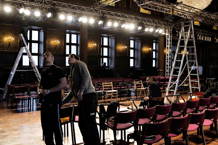 VÆKST. 60 procent af modebranchens omsætning hentes i udlandet . Derfor er det meget positivt, at modebranchens eksport steg i 2013. Men detailhandlen er stadig en sten i skoen for branchen. Billedet er fra Børsen, som forbereder det store modeshow for de kinesiske gæster. 