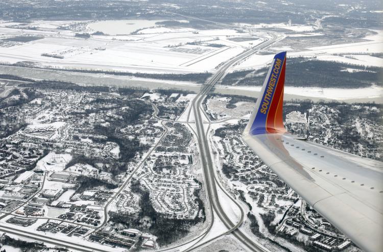 Koldt. Et Southwest-fly nærmer sig landing i Lambert–St. Louis International Airport i St. Louis. 
