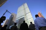 Bankvirksomhed. Goldman Sachs har hovedkvarter i New York. Investeringsbanken blev grundlagt af Marcus Goldman i 1869. Banken har i dag 32.000 ansatte. Det er lidt mere end Nordea, der samlet har 29.000 ansatte. 