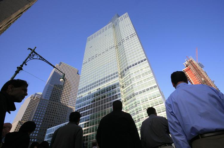 Bankvirksomhed. Goldman Sachs har hovedkvarter i New York. Investeringsbanken blev grundlagt af Marcus Goldman i 1869. Banken har i dag 32.000 ansatte. Det er lidt mere end Nordea, der samlet har 29.000 ansatte. 