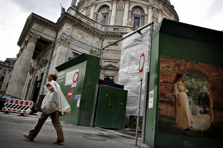 Metrobyggeri. Trods embedslægens advarsler om »nærliggende sundhedsfare« giver Københavns Kommune nu grønt lys for døgnarbejde på metrobyggepladsen ved Marmorkirken. Det fremgår af en pressemeddelelse udsendt i aften.  - Foto: 