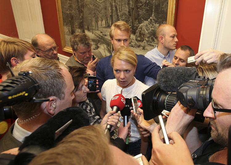 GRÅDKVALT. I juni 2012 blev den nu tidligere politiske ordfører for SF, Lisbeth Bech Poulsen, danmarkskendt, da hun kom ud fra et gruppemøde med SF og med røde øjne erklærede, at hun ville stemme for regeringens skatteaftale med Venstre og de konservative, selvom hun havde truet med at sige nej. 