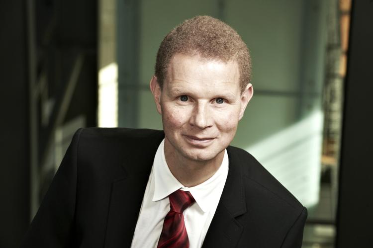 FORNUFTIGE. Danskerne vil ikke låne penge - de vil kun spare op, mærker man i Nordea. Direktør Anders Jensen mener, at mange godt kan begynde at bruge flere penge igen. 