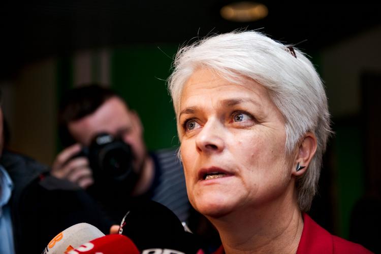 Vilhelmsen siger til pressen efter aftenens krisemøde i SF, at hun forventer, at folketingsgruppen følger regeringens linje. - Foto: 
