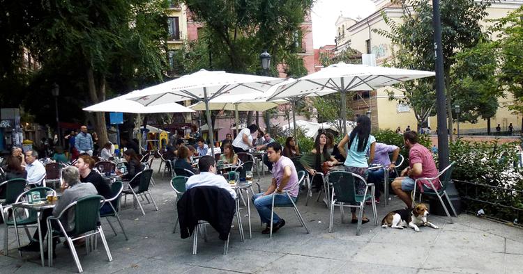 Torvehygge. På Plaza del Dos de Mayo i Malasañs hygger madrilenerne sig om aftenen. 