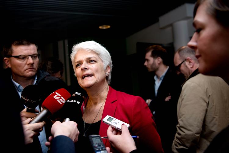 Skæbnedag. Vilhelmsen vil gå af som formand, hvis medlemmer går imod hendes linje i dagens afstemning. 