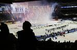 frostgrader. Spillerne fra  New York Rangers og New York Islanders giver hinanden hånd efter udendørskampen foran 50.000 tilskuere. 