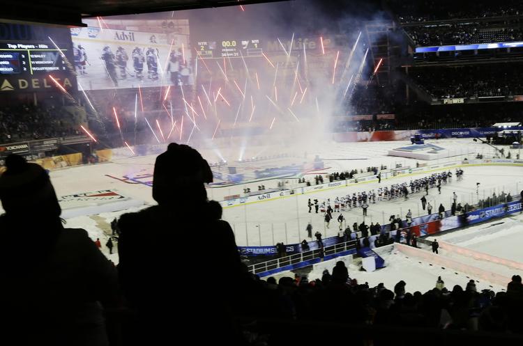 frostgrader. Spillerne fra  New York Rangers og New York Islanders giver hinanden hånd efter udendørskampen foran 50.000 tilskuere. 