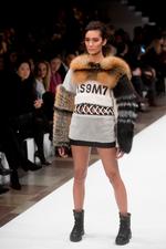 Pelsleg. Anne Sofie Madsen pyntede sine krigerkvinder med pels (ovenstående) og Wang Yutao sine aristokratiske mænd med pelskrave(se billedet i artiklen). 