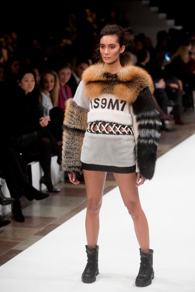 Pelsleg. Anne Sofie Madsen pyntede sine krigerkvinder med pels (ovenstående) og Wang Yutao sine aristokratiske mænd med pelskrave(se billedet i artiklen). 