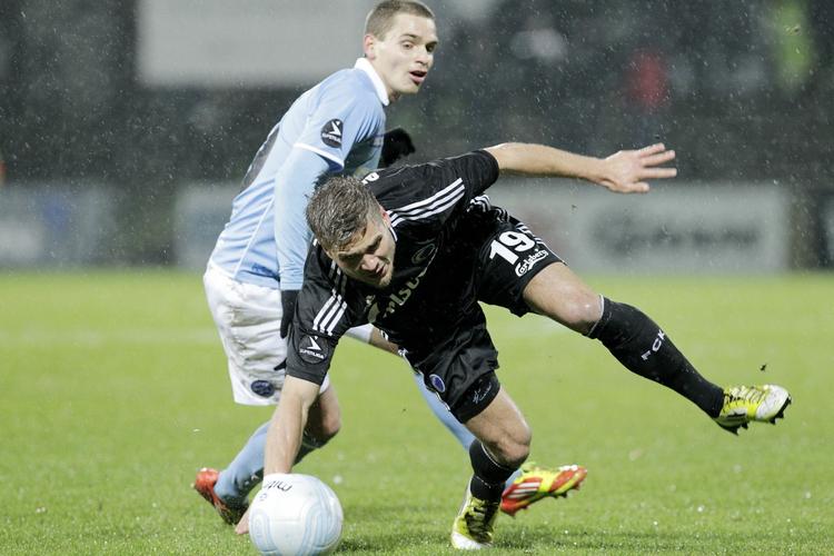 Oplæg. Islændingen Rurik Gislason bliver her tvunget i knæ af en sønderjyde, men efetr pausen tog han revanche og lagde op til Anrdreas Cornelius' 1-1-udligning. 