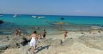Eftertragtet. Formentera lokker med caribisk badevand og afslappet boheme-atmosfære. På land dikterer moden hvid bomuld og hør, men mange smider det hele, når de indtager øens berømte strande – nøgenbadning er mere reglen frem for undtagelsen. 