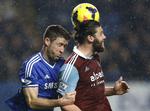 overlevelseskamp. West Ham har i lang tid spillet nærmest uden angribere. Men i lokalopgøret var Andy Carroll (th) vendt tilbage til holdet. 
