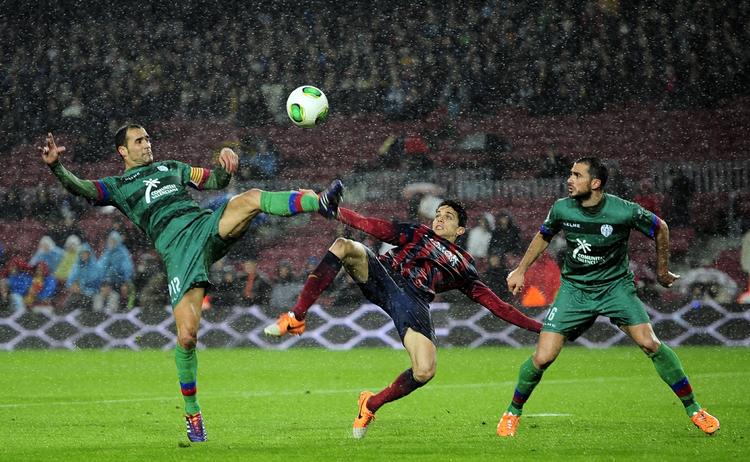 pokalkamp. FC Barcelona er videre til semifinalen i den spanske pokalturnering efter en regnvåd forestilling på hjemmebanen  Camp Nou. 