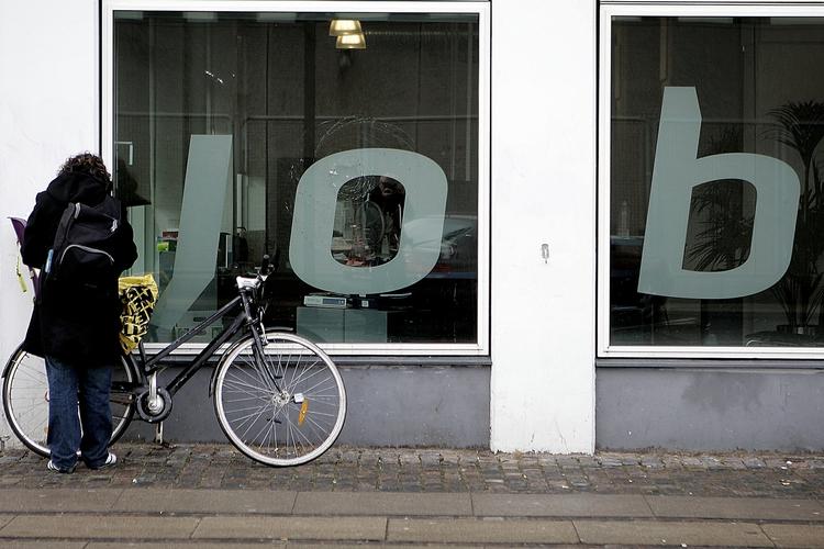 Skiftetid. Derfor er det på tide at tage et opgør med A-kasserne og i stedet lade jobcentrene stå for alle rådighedsvurderinger, skriver Morteh Dahlin. 