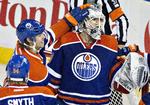 rekord-keeper. Philip Larsen (tv) takker Edmonton Oilers-målmand, Ben Scrivens, for endnu en redning i kampen, hvopr han parerede 59 forsøg. 