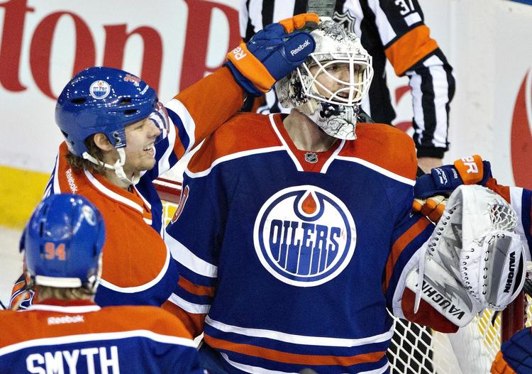 rekord-keeper. Philip Larsen (tv) takker Edmonton Oilers-målmand, Ben Scrivens, for endnu en redning i kampen, hvopr han parerede 59 forsøg. 