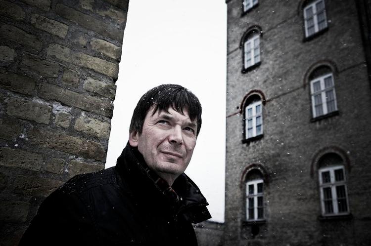 Præcis stil. Ian Rankin formår at holde klicheerne på imponerende afstand i sin fortsatte serie om John Rebus. 