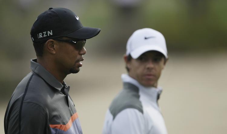 Topduel. Woods og McIlroy (i baggrunden) fulgtes på 1. runde med skotten Stephen Gallagher, der brugte 66 slag. 