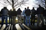 indvandrere. Det er blandt andet håndværkere fra Polen, som er kommet til Danmark for at arbejde. Billedet er fra 2007, hvor disse mænd demonstrerede foran et firma i Rødovre, som de mente havde snydt dem for løn. 