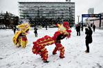 VÆKST. Kina er modens nye vækstland. Derfor åbnede Kopenhagen Fur modeugen i går på Rådhuspladsen med kinesiske løver og uddeling af lykkekager. 