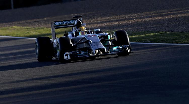 test. Den tidligere verdensmester, Lewis Hamilton, på vej rundt på banen i Spanien. 