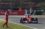 motorstop. Kevin Magnussen fuldførte sine otte testrunder i fin stil. Det gjaldt ikke alle kørere. Her ses Fernando Alonso ved siden af sin Ferrari, der pludselig ikke ville videre. 