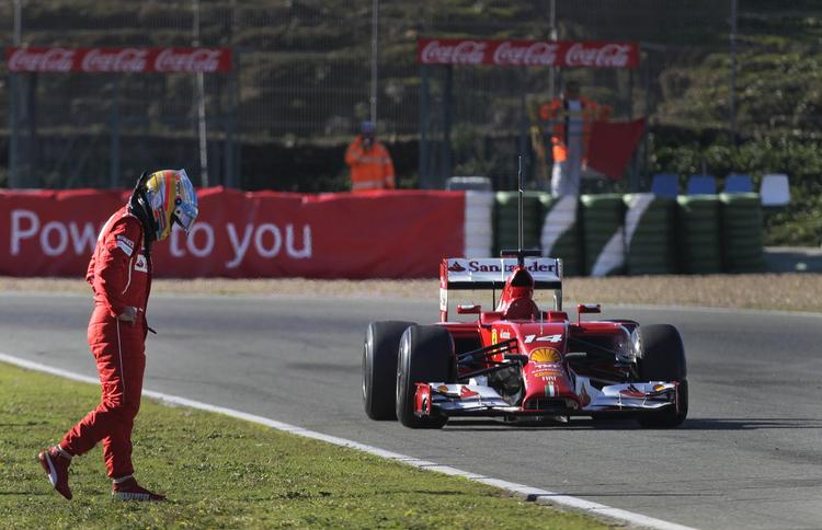 motorstop. Kevin Magnussen fuldførte sine otte testrunder i fin stil. Det gjaldt ikke alle kørere. Her ses Fernando Alonso ved siden af sin Ferrari, der pludselig ikke ville videre. 