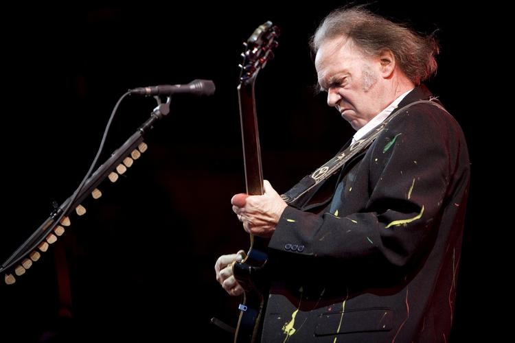 2008. Neil Youngs setliste på Roskilde for seks år siden inkluderede bl.a. klassiskere som 'Hey Hey, My My', 'Powderfinger' og 'Heart of Gold'. 