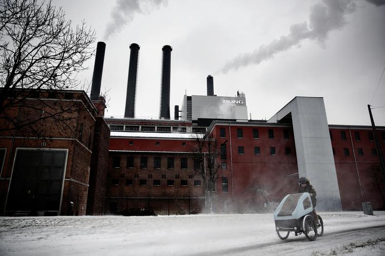 kapitalindsprøjtning. Folketinget har godkendt, at staten sælger aktier i Dong. Goldman Sachs kommer med otte milliarder kroner. 