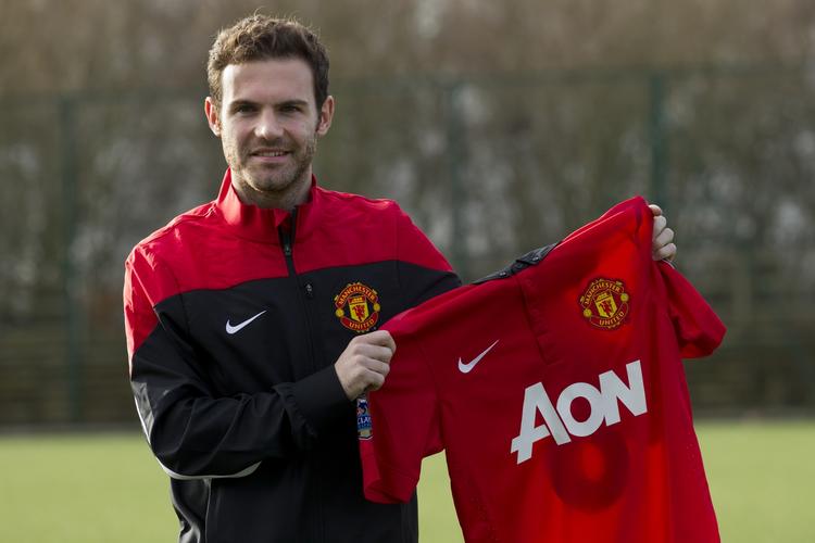 transfer. Manchester United satte transferrekord med købet af  Juan Mata fra Chelsea. 