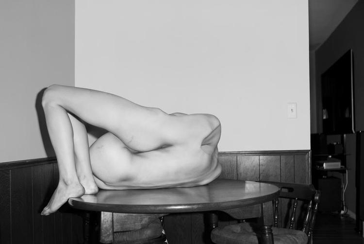 Kropskontakt. På mange af Asger Carlsens fotografier optræder der en stikontakt, der fungerer nærmest som en signatur. 