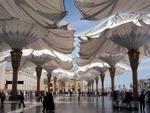 Skygge. De automatiske parasoller på pladsen foran Al-Masjid An-Nabawi-moskeen i Saudi-Arabien af tyske SL Rasch. 