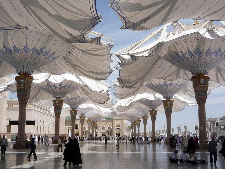 Skygge. De automatiske parasoller på pladsen foran Al-Masjid An-Nabawi-moskeen i Saudi-Arabien af tyske SL Rasch. 