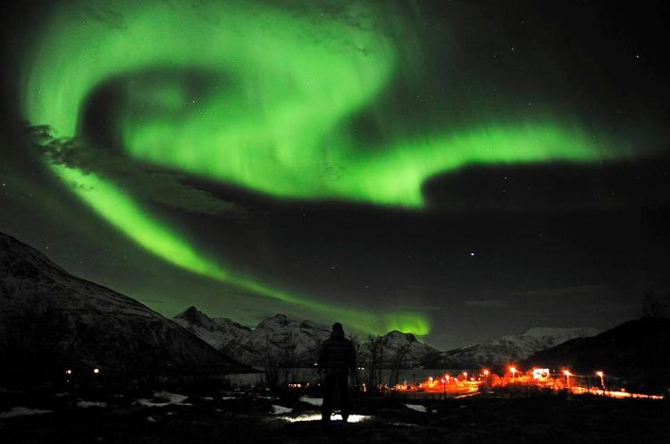 Elektrisk. Ud over olie og skibe vokser de arktiske byer også som turistmål. Hoteller kobler turister med 'nordlysjægere', der tager dem på jagt efter vejrfænomenet. 