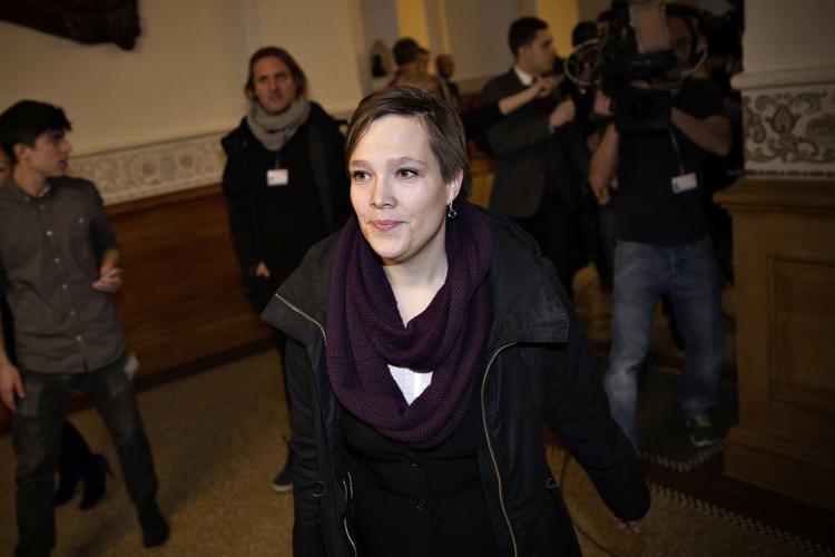 Partiskifte. »Jeg har i dag søgt om optagelse i den socialdemokratiske folketingsgruppe. De seneste begivenheder har gjort det klart, at Socialdemokraterne nu er det parti, der bedst favner mine politiske holdninger«, skrev sundhedsminister Astrid Krag (SF) i dag på Facebook. Flere end 900 har kommenteret hendes opslag indtil videre. 