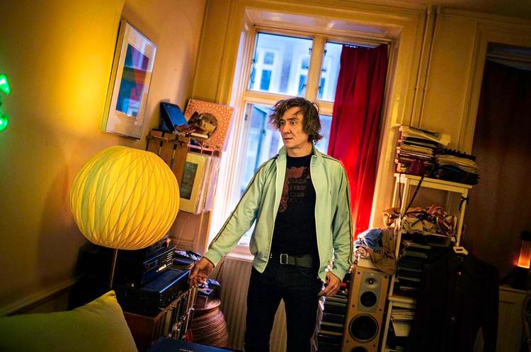 forløsning. Der skal øves to aftener om ugen, og snart skal The Liquid ud at spille. Som et rigtigt rockband. »Det er en fest«, siger Nicolaj Stochholm glad og ser sig om i sit elfenbenstårn, der ikke levner plads til meget andet end soloøvelser på papir og middage for to. Man må ud. Ud og spille. 