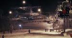 OVERBLIK. Vallåsen set fra hovedbakken. Herudover er der tre begyndertræk til venstre og en stejlere pist til højre med snowpark og pukkelpiste. 