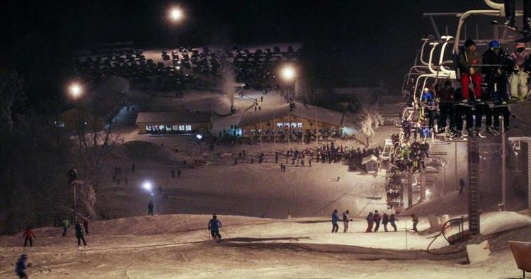 OVERBLIK. Vallåsen set fra hovedbakken. Herudover er der tre begyndertræk til venstre og en stejlere pist til højre med snowpark og pukkelpiste. 