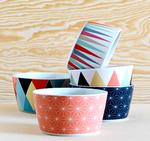 Spræl. Harlekinmønsteret og de sarte pasteller går igen på bl.a. møbler, opbevaringsløsninger, porcelæn og tapeter i ArtRebels Bråkig-kollektion for Ikea. 