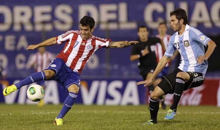 Ny. Nunez (tv) har bl.a. scoret for Paraguay i VM-kvalifikationen mod Argentina. 