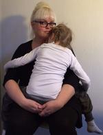 Kærlighed. Maria på seks år spiser stadig for lidt, men det går den rigtige vej, fortæller hendes mor, Iben Rosendahl. 