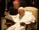 Helligt. På billedet, som er fra 2003, ses pave Johannes Paul II. Bag ham står hans personlige sekretær, Stanislaw Dziwisz, som efter pavens død i 2005 gav et stykke stof med Johannes Paul II's blod på til en lille kirke som relikvie. Stofstykket blev for en uge siden stjålet, men er nu blev fundet igen.Pave Johannes Poul II bliver efter planen udnævnt til helgen senere på året. 