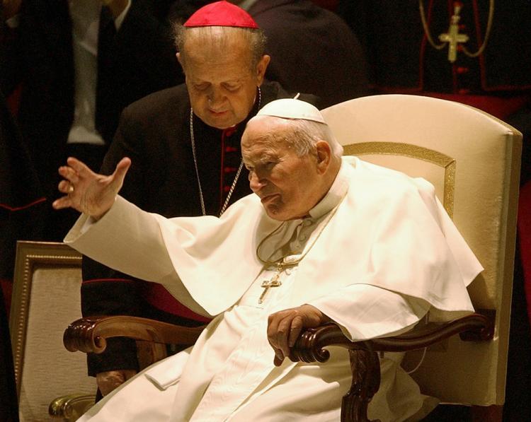 Helligt. På billedet, som er fra 2003, ses pave Johannes Paul II. Bag ham står hans personlige sekretær, Stanislaw Dziwisz, som efter pavens død i 2005 gav et stykke stof med Johannes Paul II's blod på til en lille kirke som relikvie. Stofstykket blev for en uge siden stjålet, men er nu blev fundet igen.Pave Johannes Poul II bliver efter planen udnævnt til helgen senere på året. 
