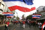 Utidigt. Demokraterne i Thailand beskyldes for at støtte demonstranterne, der her er gået på gaden for tredje dag i træk inden valget. 