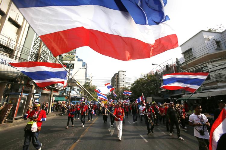 Utidigt. Demokraterne i Thailand beskyldes for at støtte demonstranterne, der her er gået på gaden for tredje dag i træk inden valget. 