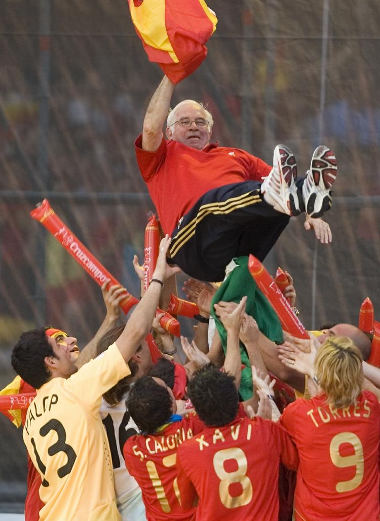 dødsfald. De spanske spillere giver træner Luis Aragones en lufttur efter EM-triumfen i 2008, der blev det spanske landsholds store gennembrud. 